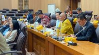 Anggota Komisi XII DPR RI, Rusli Habibie (jaket kuning) saat dengan Kemen LH/BPLH, Rabu (6/11). [foto:ist]