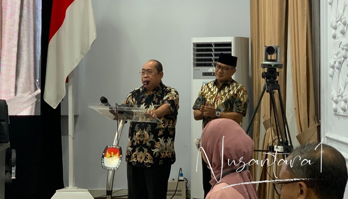 Adhan Dambea bersama Indra Gobel saat memberikan sambutan usai ditetapkan sebagai calon Wali Kota dan Wakil Wali Kota Gorontalo terpilih. [foto:fikarbuntuan/nusantara1]