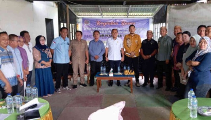 Ketua DPRD Kabupaten Gorontalo, Zulfikar Y. Usira saat reses di Telaga Cs Kamis (5/12). [foto:Ist]