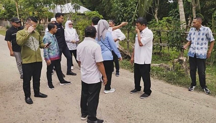 Anggota DPRD Kabupaten Gorontalo, saat meninjau lokasi jalan di Kelurahan Polohungo dan Hepuhulawa, Kamis (4/12). [foto:ist].