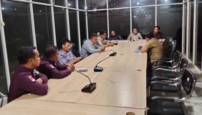 Rapat kerja Komisi III DPRD Kabupaten Gorontalo bersama Dinas PUPR di Ruang Rapat Dulohupa DPRD, Selasa (17/12) [foto:ist]