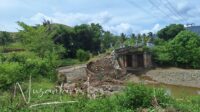 Jembatan yang menghubungkan Desa Polohungo dengan ibukota Kecamatan Tolangohula ambruk. [foto:nusantara1]