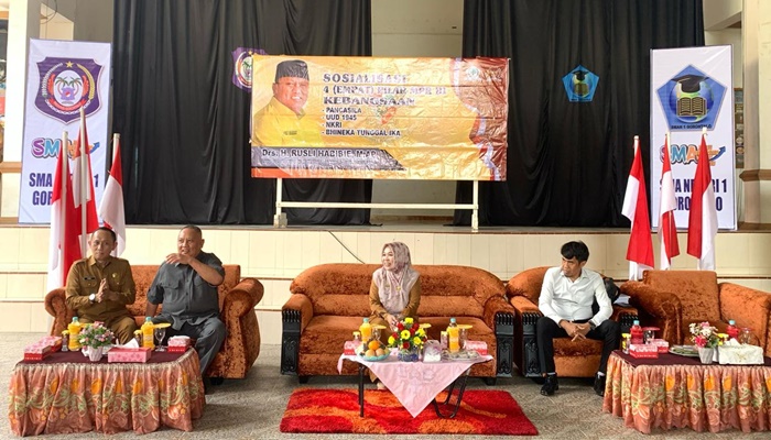 Anggota DPR RI, Rusli Habibie saat sosialisasi Empat Pilar Kebangsaan di SMA Negeri 1 Kota Gorontalo. [foto:ist]