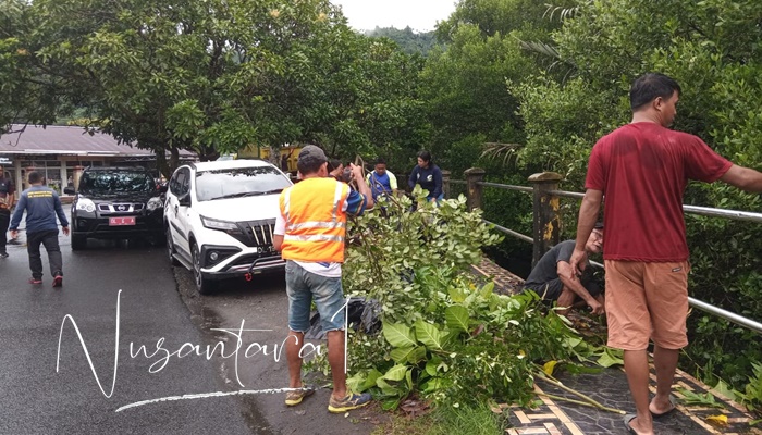 Aksi bersih-bersih oleh pemerintah Kabupaten Kepulauan Sangihe di kawasan Mangrove, Jumat (21/2). [foto:grace inggrid dauhan/nusantara1]