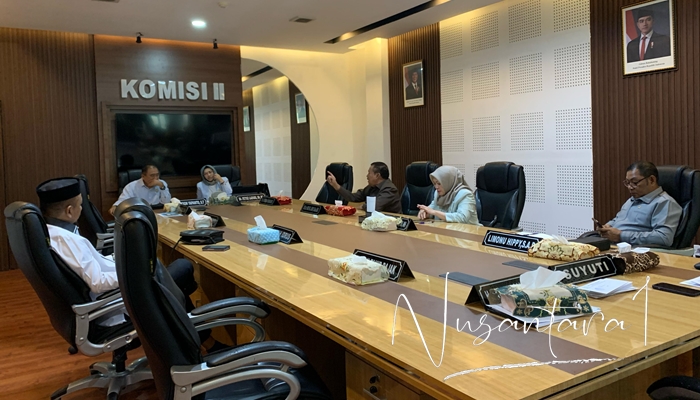 Ketua Komisi II, DPRD Provinsi Gorontalo, Mikson Yapanto, saat memimpin rapat membahas tentang harga bahan pokok selama Ramadan, Senin (17/3). [foto: fikarbuntuan/nusantara1]