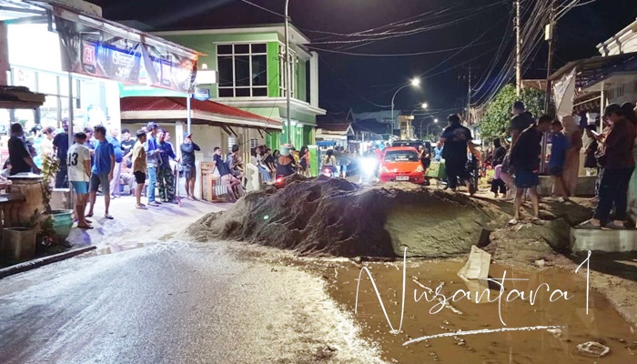 Material longsor yang menutupi Jalan Yos Sudarso, Kelurahan Tenda, Kecamatan Hulontalangi, Kota Gorontalo. [foto:fikar buntuan/nusantara1]