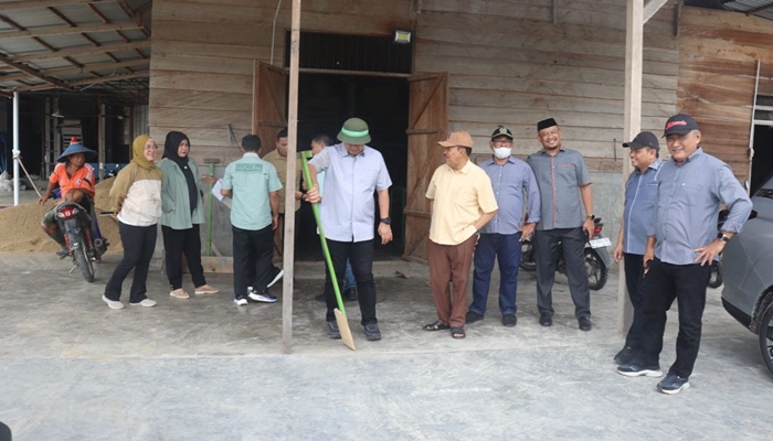 Komisi II DPRD Provinsi Gorontalo saat memantau stok beras ke salah satu tempat penggilingan beras di Boliyohuto, Kabupaten Gorontalo, Sabtu (8/3). [foto:ist]
