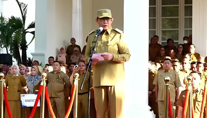 Gubernur Gorontalo, Gusnar Ismail saat memimpin apel pada Senin (3/3). [foto:juna/nusantara1]