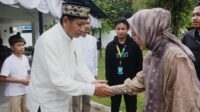 Wakil ketua DPRD Provinsi Gorontalo, Ridwan Monoarfa saat menerima tamu pada acara ‘Open House’ Selasa (1/4) di kediamannya. [foto:ist/humas]