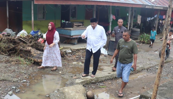 Wakil Ketua DPRD Provinsi Gorontalo, Ridwan Monoarfa langsung mengunjungi warga yang terdampak banjir di Gorontalo Utara. [foto:ist]