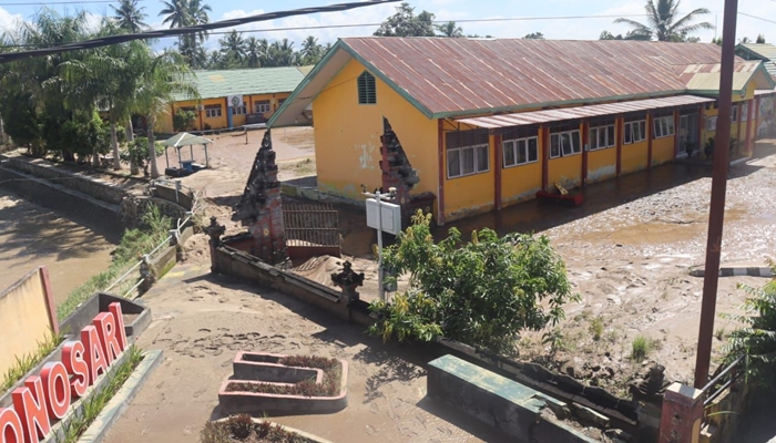 Salah satu sekolah di Wonosari yang ikut terendam saat banjir, yang mana meninggalkan material berupa lumpur. [foto:ist/humas]