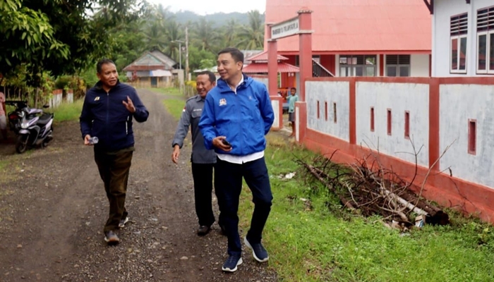 Wakil Ketua DPRD Provinsi Gorontalo saat mengunjungi SDN 13 Kecamatan Sumalata, Kamis (17/4), guna melihat langsung akses menuju sekolah yang kurang memadai. [foto:ist]