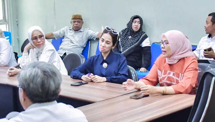 Anggota Komisi I DPRD Provinsi Gorontalo, saat mengunjungi penyelenggara jelang PSU di Gorontalo Utara. [foto:ist/koleksi fb femmyudoki]