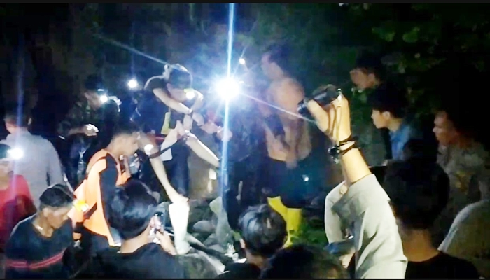 Proses evakuasi korban ketiga yang ditemukan sudah meninggal dunia. [foto:ist/tangkapanlayar]