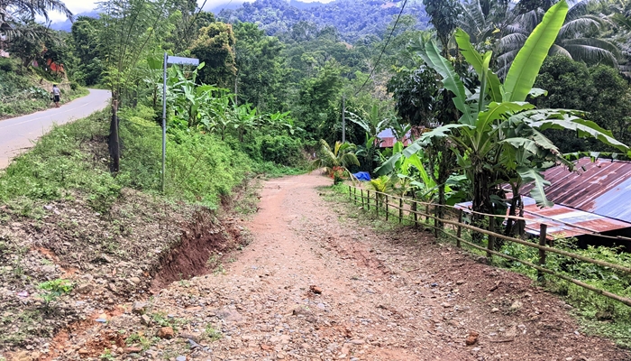 Jalan Pasolo menuju dua dusun di Desa Dulamayo Utara. [foto:juna/nusantara1]