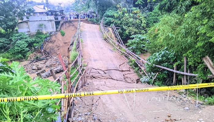 Jembatan penghubung Pulubala - Bongomeme ambruk diterjang banjir. [foto:juna/nusantara1]