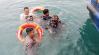 Petugas saat melakukan penyelaman untuk memotong tali yang melilit baling-baling kapal, Jumat (4/4). [foto:ist]