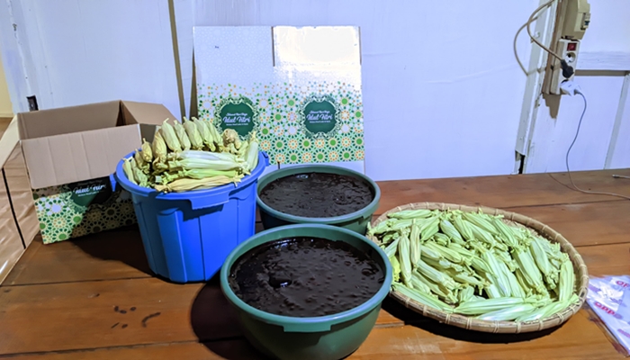 Dodol yang dibungkus dengan daun woka. [foto:juna/nusantara1]