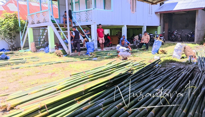 Bambu yang dijual untuk nasi bulu di Desa Yosonegoro. [foto:juna/nusantara1]