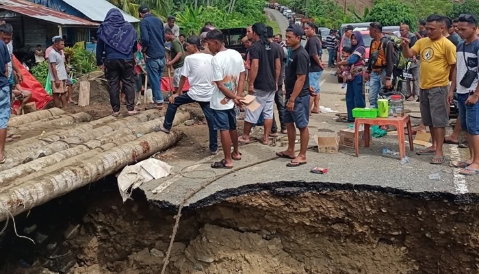 Kondisi jembatan yang ambruk dan kini tengah dibuat jembatan darurat oleh warga setempat. [foto: ist/koleksi fb kakaramanguti]