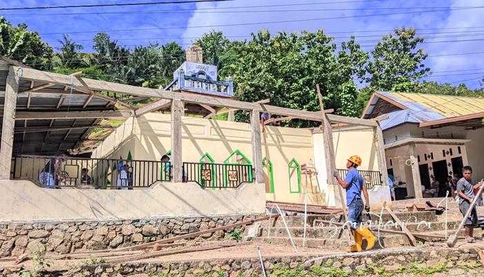 Pembongkaran Masjid Al Ikhlas Desa Modelidu. [foto:juna/nusantara1]