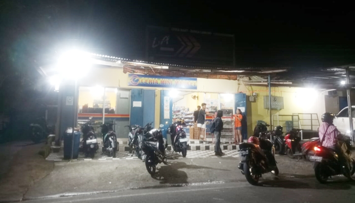 Mini Market milik JS nampak sepi pembeli, akibat pemberitaan mengalami penurunan omzet. [foto:ist]