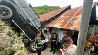 Kondisi Mobil Pajero yang masuk jurang di Jalan Usman Isa, Kelurahan Lekobalo, Kecamatan Kota Barat, Kota Gorontalo, Sabtu (5/4). [foto:ist]