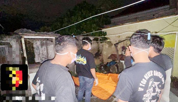 Proses evakuasi jenazah TL ke RSUD Aloei Saboe oleh petugas. [foto:ist]