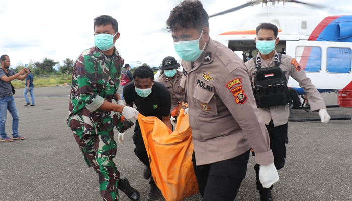 Proses evakuasi 12 jenazah korban KKB di Yohukimo. [foto:ist]
