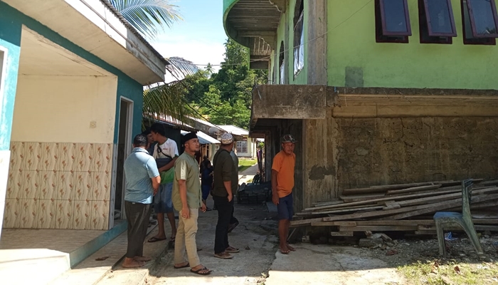 Tokoh muda Sangihe, H. Rifandi Andika Malibu saat meninjau langsung pembangunan Masjid Aljamal Lehimi, Senin (21/4). [foto:gracedauhan]