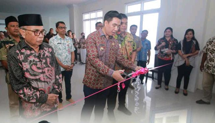 Bupati Sangihe, Michael Thungari saat meresmikan Mushola dan ruang Oikumene RSUD Liun Kendage, Kamis (24/4).