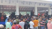Suasana di TPI Tenda, Kota Gorontalo saat terjadi penolakan relokasi pedagang. [foto:ist]