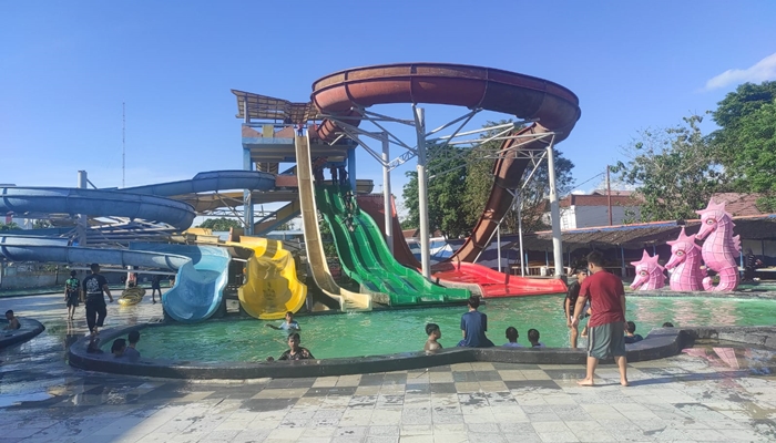 Pengunjung di wisata Planet Waterboom Gorontalo. [foto:juna/nusantara1]