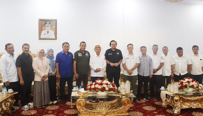 Rombongan kunjungan kerja Komisi II DPRD Provinsi Gorontalo saat menemui Bupati Pohuwato, Saipul A. Mbuinga, pada Rabu (30/4). [foto:ist]