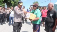 Kapolres Sangihe AKBP. Abdul Kholik saat menyerahkan bantuan kepada para TKBM pada Bakti Sosial dalam rangka Hari Buruh Nasional, Kamis (1/5) di Pelabuhan Nusantara Tahuna. [foto:ist]