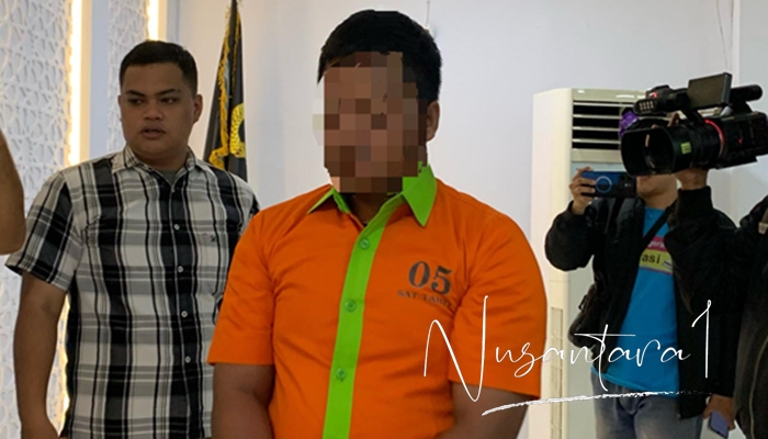 Pelaku penganiayaan dengan sajam di Kelurahan Tapa, Kecamatan Sipatana, pada Minggu (4/5) saat dihadirkan dalam konferensi pers di Polres Gorontalo Kota, Selasa (6/5). [foto: fikarbuntuan/nusantara1]