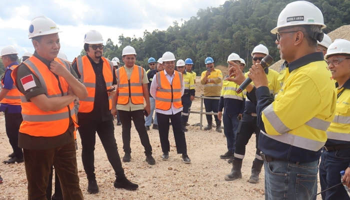 Rombongan Komisi II DPRD Provinsi Gorontalo saat melakukan kunju langsung ke proyek pertambangan emas Pani Gold Project di Desa Hulawa, Kecamatan Buntulia, Kabupaten Pohuwato, Rabu (30/4). [foto:ist]