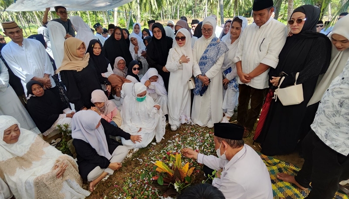 Wakil Ketua DPRD Provinsi Gorontalo, Ridwan Monoarfa, saat menghadiri pemakaman Prof. Rustam Akilie, Kamis (1/5). [foto:ist]