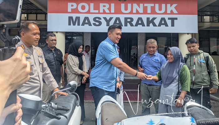Kapolres Gorontalo Kota, Kombes Pol Ade Permana menyaksikan penyerahan kunci sepeda motor oleh Kasat Reskrim, AKP Akmal Novian Reza kepada sejumlah korban Curanmor, Selasa (6/5). [foto: fikarbuntuan/nusantara1]