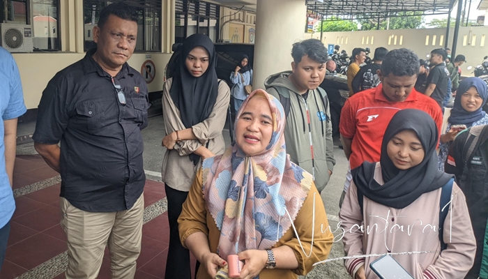 Olva Sidiki saat memberikan pernyataan kepada awak media pada Selasa (6/5) usai menerima kembali motor miliknya yang hilang bersama sejumlah korban yang beberapa terjadi di kampus UNG. [foto: fikarbuntuan/nusantara1]