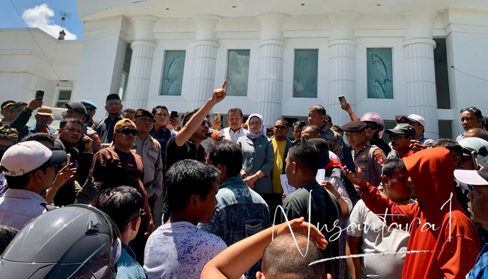 Para penambang dari Bone Bolango saat menggelar aksi di kantor DPRD Provinsi Gorontalo, Rabu (14/5). [foto: fikarbuntuan/nusantara1]