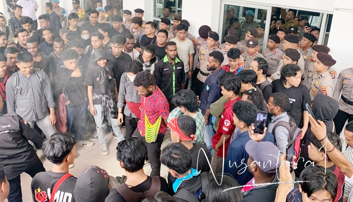 ‘Aktivis Gorontalo Melawan’ saat menggelar aksi demonstrasi di depan Kantor DPRD Provinsi Gorontalo sesaat sebelum ricuh, Senin 19 Mei 2025. [Foto: Fikar Buntuan/Nusantara1]