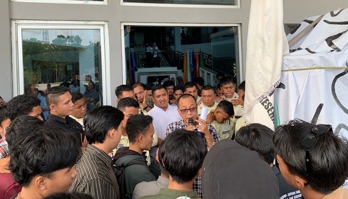Salah satu aksi demonstrasi yang digelar mahasiswa terkait polemik Pemilihan Presiden BEM UNG pada 16 Mei 2025 lalu.