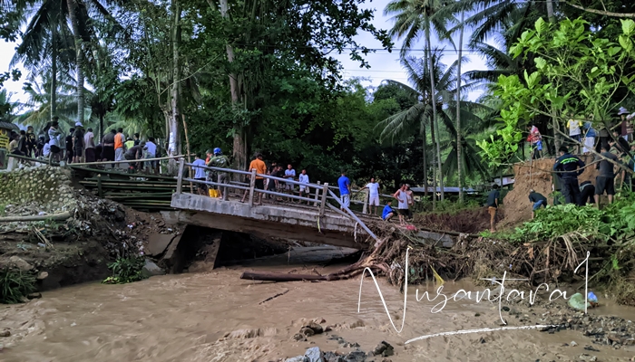 Jembatan penghubung antara Desa Tuladenggi dengan Ulapato B, ambruk. [foto:juna/nusantara1]