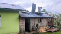 Rumah rusak diterjang angin di Desa Pentadio Timur. [foto:juna/nusantara1]