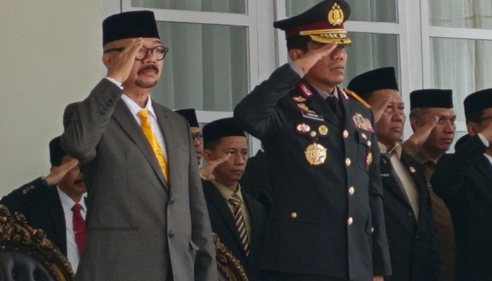 Ketua DPRD Provinsi Gorontalo, Thomas Idrus Mopili (kiri) saat menghadiri upacara peringatan Hari Lahir Pancasila di halaman rumah jabatan Gubernur Gorontalo, Senin, 2 Juni 2025. [foto:ist/humas]