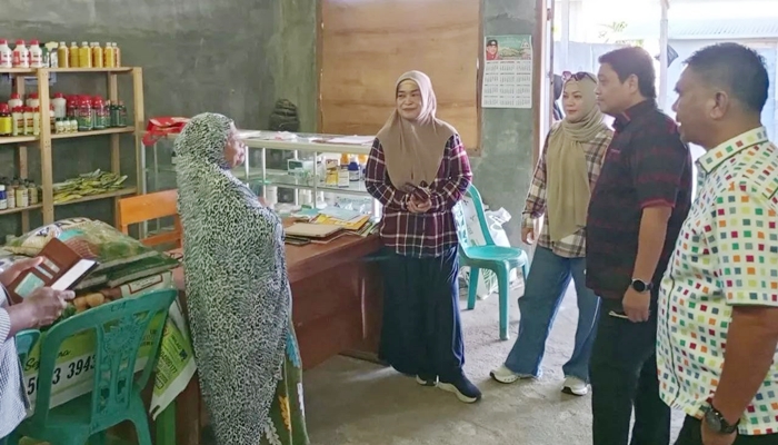 Sejumlah Anggota Komisi II DPRD Provinsi Gorontalo, saat meninjau langsung ke Kios Pupuk Bersubsidi ‘Karya Tani’ yang berada di Desa Popodu, Kecamatan Bulango Timur, Kabupaten Bone Bolango, Sabtu 31 Mei 2025. [foto:ist/humas]