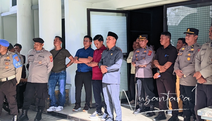 Ketua DPRD Kabupaten Gorontalo, Zulfikar Usira saat menerima massa aksi. [foto:juna/nusantara1]