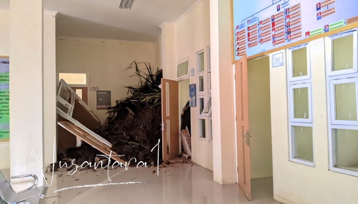 Puskesmas Telaga Puncak terkena longsor. [foto:juna/nusantara1]