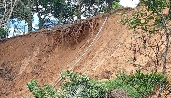 Tampak pipa Pamsimas yang sebagian tertimbun longsor. [foto:ist]